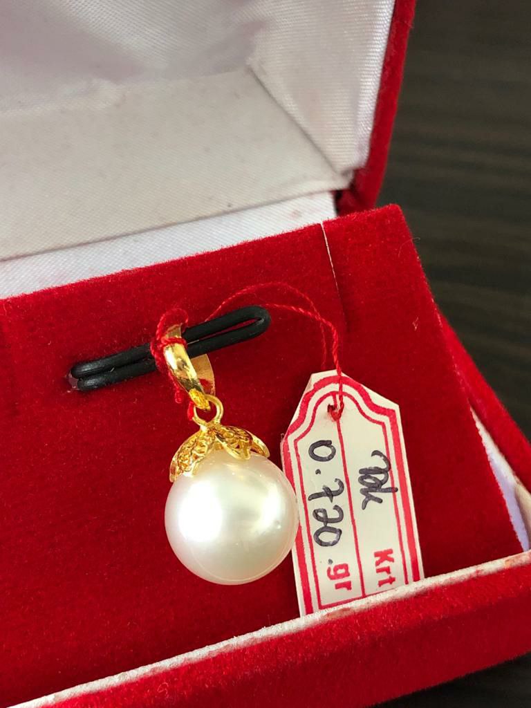 Golden South Sea pearl necklace on display