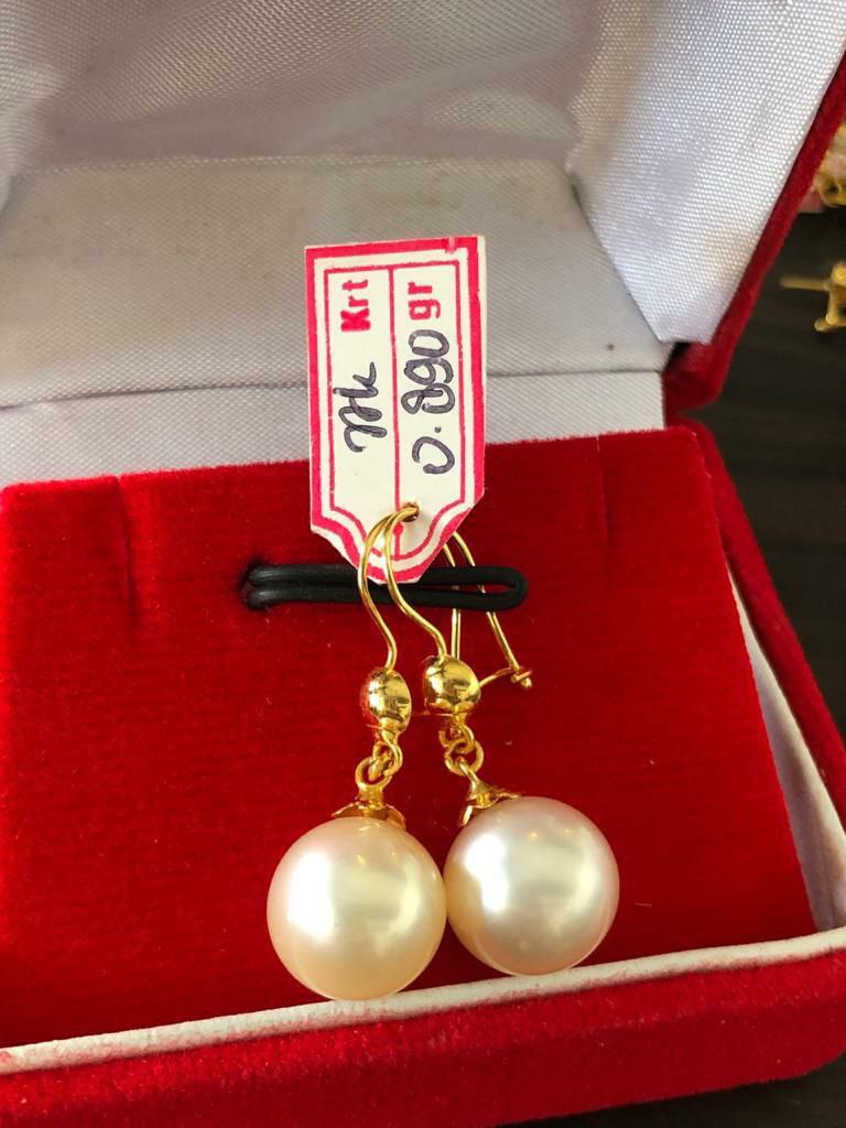 Loose golden South Sea pearls from Lombok in various sizes